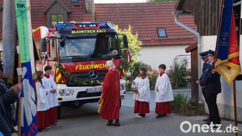Ruhestandspfarrer Georg Hartl aus Pfreimd segnet beim Florianstag das neue Löschfahrzeug der Feuerwehr Gleiritsch. Bild: wel