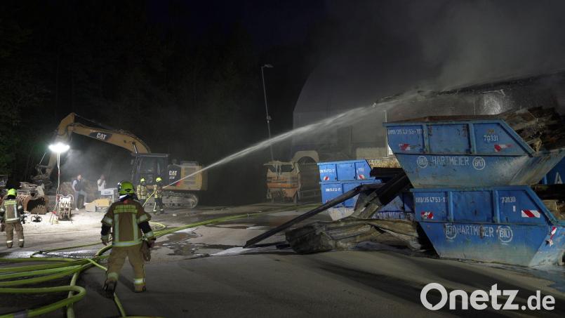 Das Feuer auf dem Industriegelände löste einen Großeinsatz der Feuerwehr aus. Bild: Ehsan Monajati/dpa