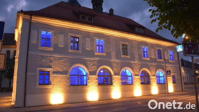 Ganz in Blau erstrahlt das Historische Rathaus in Mitterteich noch bis Dienstag, 12. Mai. Mit dieser Aktion wird auf die schwere Erkrankung ME/CFS hingewiesen. Bild: jr