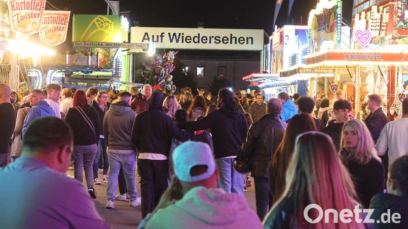 Auf Wiedersehen! Die Bilanz des Weidener Frühlingsfestes fällt heuer gemischt aus, auch wegen des Wetters. Bild: Kunz