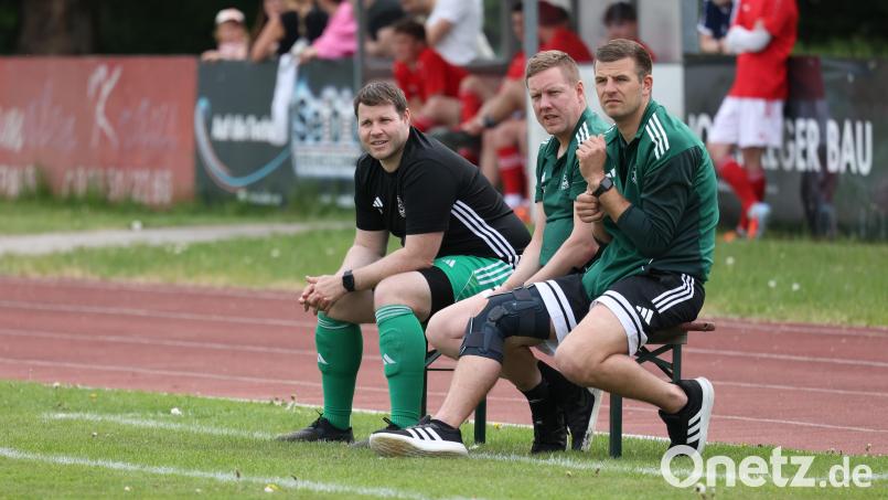 Bastian Lobinger (links), der Spielertrainer des FC Wernberg, schaute sich den 5:1-Sieg seines Teams bei der SpVgg Vohenstrauß entspannt von der Seitenlinie aus an. Bild: Dieter Jäschke