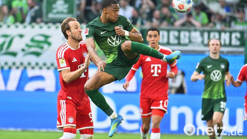 Voller Einsatz: Wolfsburgs Jeanuël Belocian ist vor Harry Kane von Bayern München am Ball. Bild: Swen Pförtner/dpa