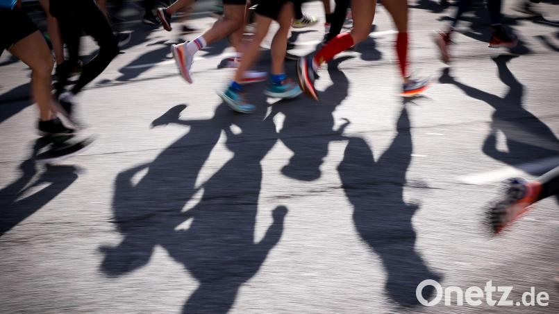Beim Halbmarathon im niederländischen Leiden ist eine 15-Jährige zusammengebrochen und gestorben. Symbolbild: Christian Charisius/dpa