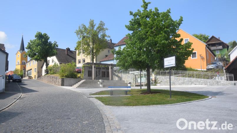 Der Grünsfelder Platz ist eine Meisterleistung der Dorferneuerung. Der früher steil abfallende Buswendeplatz wurde mit Einbindung der oberen Anwesen und dem Kriegerdenkmal effektiv umgestaltet. Bild: fz