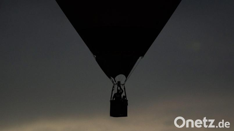 Der Ballon wurde in eine Stromleitung getrieben. Symbolbild: Silas Stein/dpa