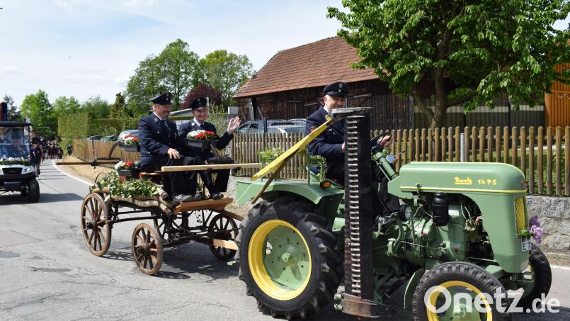 Ein Highlight des Festzugs in Willhof: Auch die 125 Jahre alte Feuerwehrspritze wurde mitgeführt. Bild: bnr