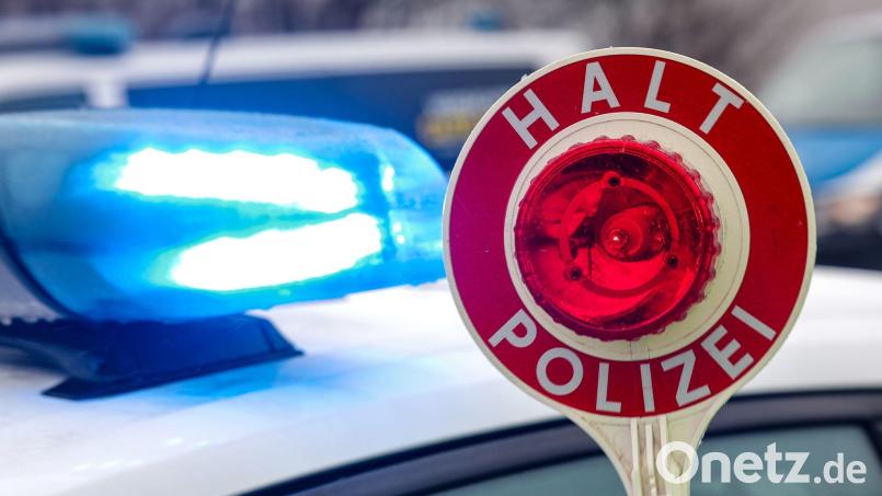 Die Polizisten stoppten den Fahrer an der Anschlussstelle Durach. (Symbolbild) Bild: Jan Woitas/dpa
