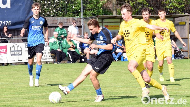 Der SV Mitterteich feierte am Samstag einen souveränen 5:1-Sieg gegen die SpVgg Oberkotzau. Hier schießt Alexander Dylda zum Endstand ein. Bild: Gebert