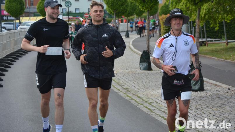 Dieses Trio macht auf der Strecke beim Inklusionslauf in Mitterteich eine gute Figur. Bild: jr
