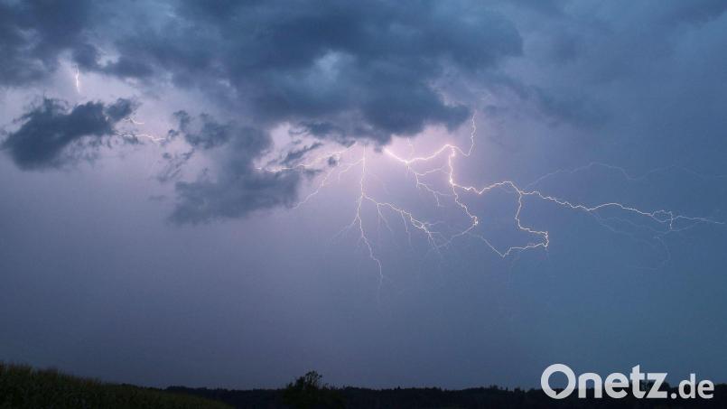 Bereits am Nachmittag sind in manchen Regionen Gewitter möglich. (Symbolbild) Bild: Alexander Wolf/onw-images/dpa