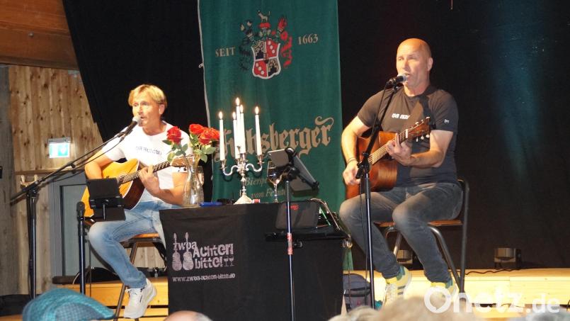 Roland (links) und Rainer vom Duo "Zwoa Achterl bitte" begeisterten das Publikum in Pertolzhofen mit handgemachter Musik, lustigen Ratschlägen und viel Gefühl. Bild: wel