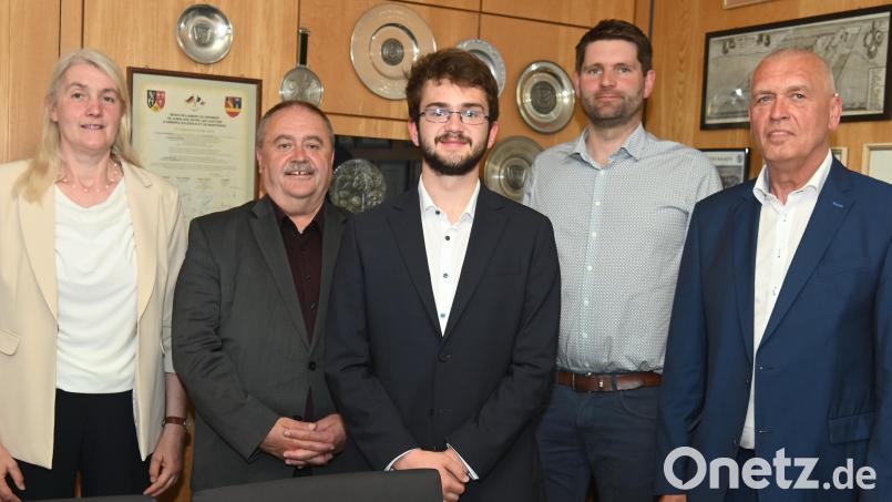 Gebenbachs neue Bürgermeisterin Susanne Lindner vereidigte die neu gewählten Gemeinderäte Peter Dotzler, Wolfgang Dotzler und Sebastian Kraus (von links). Ihr Stellvertreter ist Werner Kohl (rechts). Bild: Gerhard Franz