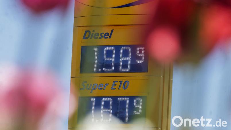 Zum ersten Mal seit Anfang März hat Diesel im bundesweiten Tagesdurchschnitt wieder weniger als 2 Euro gekostet. (Archivbild) Bild: Thomas Warnack/dpa