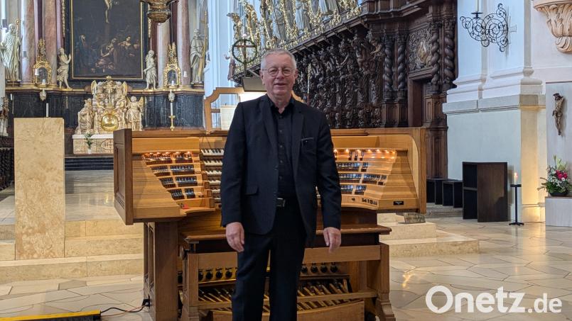 Das Improvisationskonzert in der Basilika Waldsassen mit Professor Wolfgang Seifen am Muttertag war ein Erlebnis für alle Sinne. Am großen Spieltisch vorm Volksaltar gab der Künstler ein außergewöhnliches Orgelkonzert mit vielen musikalischen Eindrücken. Bild: Paul Zrenner