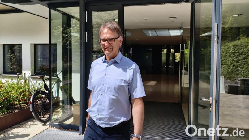 Reiner Wiedenbauer (FW) steht vor seinem neuen Arbeitsplatz, dem Gemeindezentrum in Freudenberg. Bild: wpt
