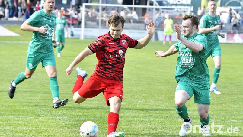 Michael Holler (links) vom SV Schmidmühlen muss sich hier gegen Thomas Deml (rechts) vom FC Rieden behaupten. 
1. FC Rieden - SV Schmidmühlen 1:2
Fußball Kreisliga Süd
Saison 2025/26
Bild: Hubert Ziegler Bild: Hubert Ziegler