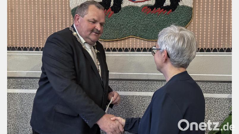 Bürgermeister Michael Schedl beglückwünscht Alexandra Morgado (CSU). Sie besetzt von nun an ein wichtiges Amt in der Gemeinde. Bild: Susanne Forster