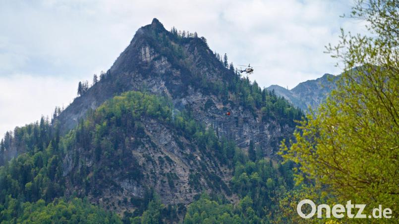 Die Einsatzkräfte kommen laut einem Feuerwehrsprecher bei der Bekämpfung der Glutnester gut voran. Bild: Uwe Lein/dpa