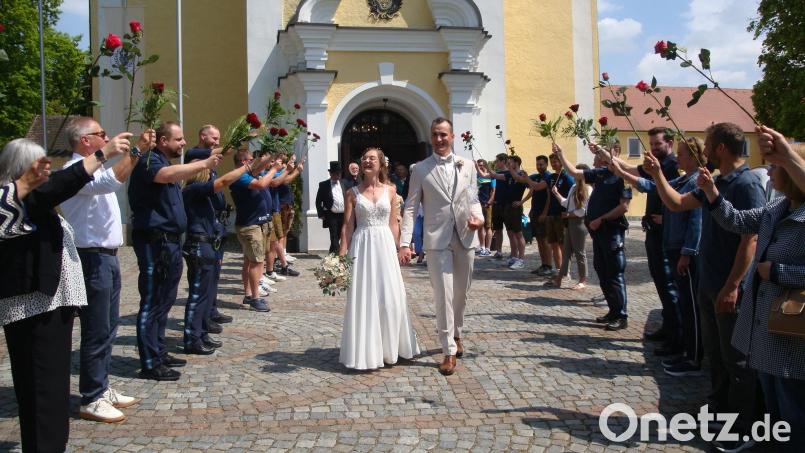 Nach der Hochzeitsmesse ging es für das Brautpaar Ina Ebner und Niko Weber durch ein Rosenspalier. Bild: ksi