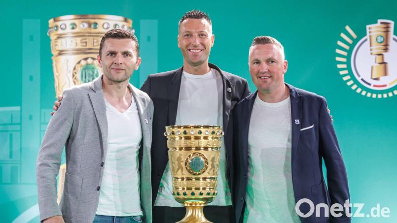 Sven Jablonski (M) leitet das DFB-Pokalfinale zwischen dem VfB Stuttgart und dem FC Bayern München. Bild: Andreas Gora/dpa