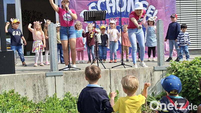 Betty und Magda präsentierten mit den Kids eine tolle Dschungel-Mitmachparty. Bild: mas