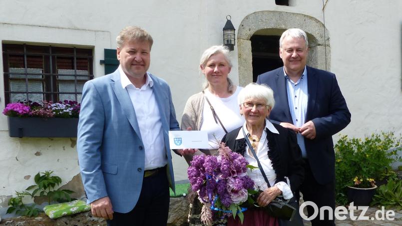 Das Kastler Heimatmuseum feierte an Muttertag Saisoneröffnung und 40-jähriges Bestehen:. Dazu gratulierten Bürgermeister Stefan Braun (links) und Landrat Richard Reisinger (rechts) den beiden Besitzerinnen, Annemarie Weiß (vorne) und deren Tochter Birgitta Engelhard. Bild: jp