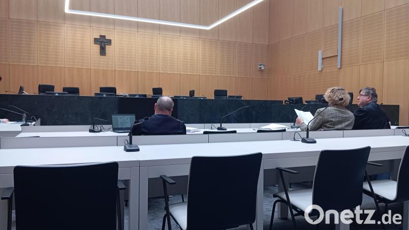 Dicke Luft zwischen den Prozessbeteiligten? Am dritten Verhandlungstag im Prozess um einen mutmaßlichen Urkundenfälscher am Landgericht Weiden taucht plötzlich ein neuer Verteidiger auf. Adam Zurawel (rechts) ist nun Wahlverteidiger des Angeklagten (Mitte). Pflichtverteidiger Dominic Kriegel (links) hält sich während der Verhandlung weitestgehend bedeckt. Bild: Kathrin Halbhuber