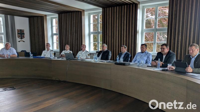 Im Rathaus Waldsassen informierten Vertreter der Polizeiinspektion über die Sicherheitslage im Zuständigkeitsbereich. Von links Johann Burger (Bürgermeister Leonberg), Klaus Dockter (Leiter Grenzpolizei-Gruppe), Daniel Ulrich (Öffentlichkeitsarbeit) Inspektionsleiter Harald Fuchs, Markus Scharnagl (Waldsassen), Andreas Malzer (Konnersreuth), Christian Hebert, Stephan Schübel (Pechbrunn), Stefan Grillmeier (Mitterteich). Bild: Paul Zrenner
