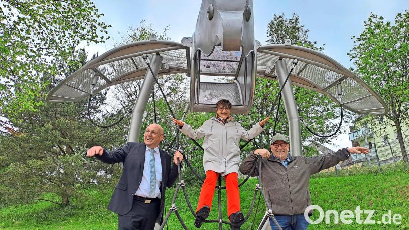 Der Vogel auf dem Auenpark-Spielplatz hat zwar schon 20 Jahre auf dem Buckel, aber er fliegt noch: Davon überzeugten sich der Marktredwitzer Oberbürgermeister Oliver Weigel, die ehemalige Gartenschau-Geschäftsführerin Dagmar Voss und Martin Gramsch vom Förderverein (von links). Bild: Brigitte Gschwendtner