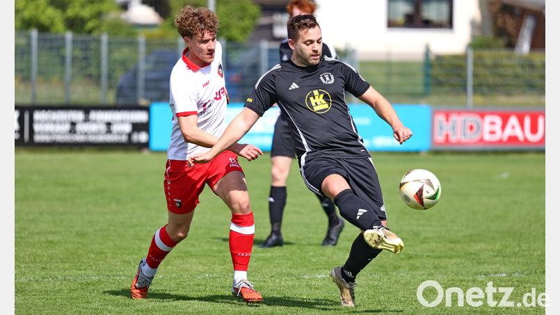 Der SC Kirchenthumbach um Fabian Lober (rechts) trifft in der Relegation um den Ligaverbleib auf die DJK Ensdorf. Christopher Fleischmann und die SpVgg Trabitz kämpfen mit dem TuS Rosenberg um einen Platz in der Bezirksliga. Bild: Dieter Jäschke