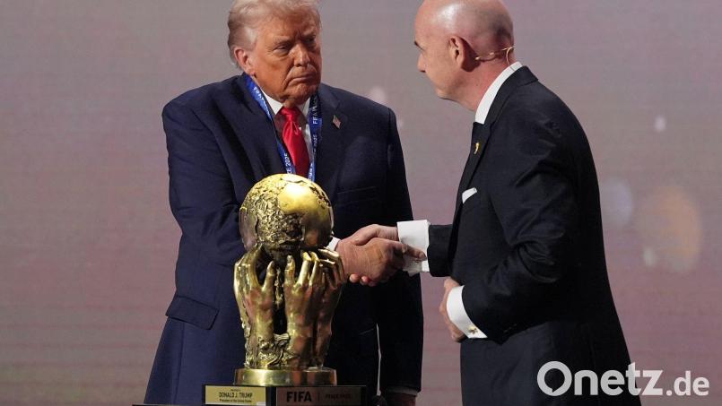 FIFA-Chef Gianni Infantino (r) pflegt eine gute Beziehung zu US-Präsident Donald Trump (Archivbild). Bild: Jacquelyn Martin/AP/dpa