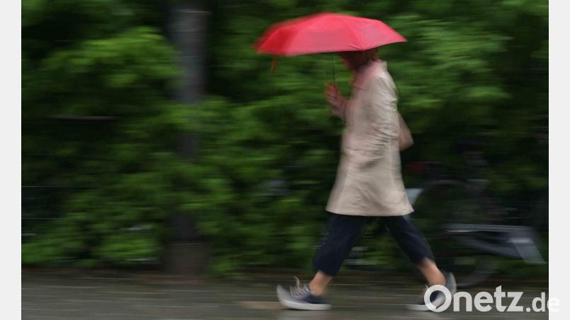 Der Regenschirm wird zum Wochenstart für die Menschen in Bayern unverzichtbar. (Archivbild) Bild: Malin Wunderlich/dpa
