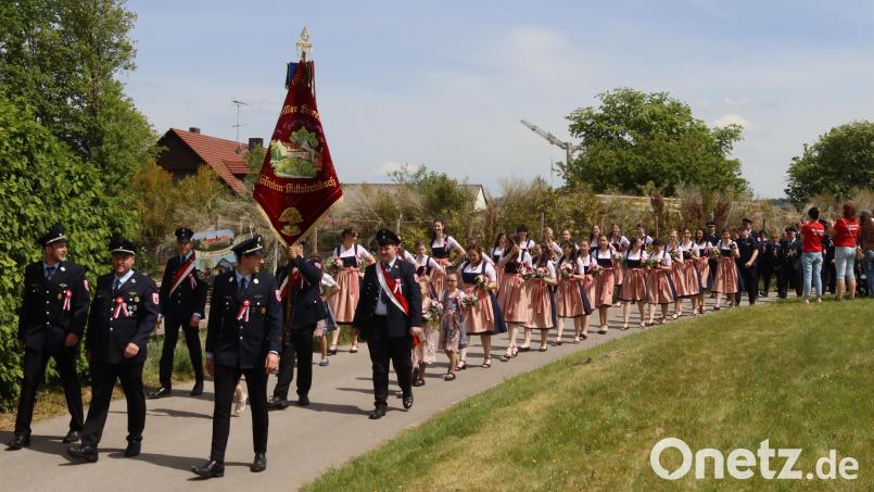 An der Spitze des Festzugs: marschierten die Führung der Feuerwehr Holnstein-Mittelreinbach und die Festdamen. Bild: mfh