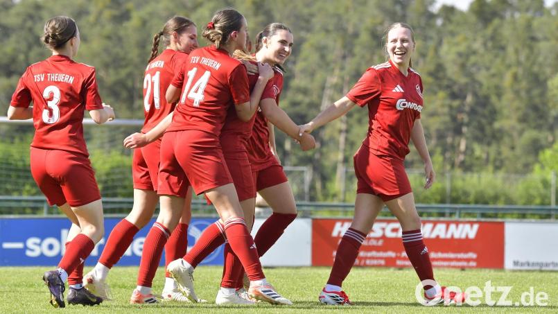 Jubel beim TSV Theuern nach dem 2:2-Ausgleichstreffer durch Nina Hefner (3.v.r.). Bild: Hubert Ziegler