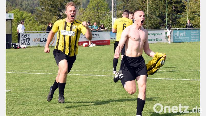 Der SV Poppenreuth gewann beim SV Pechbrunn durch ein Tor in letzter Minute mit 2:1. Torschütze Robert Gajdusek (rechts) nahm die Gelbe Karte in Kauf und jubelte ohne Trikot. Bild: Gebert