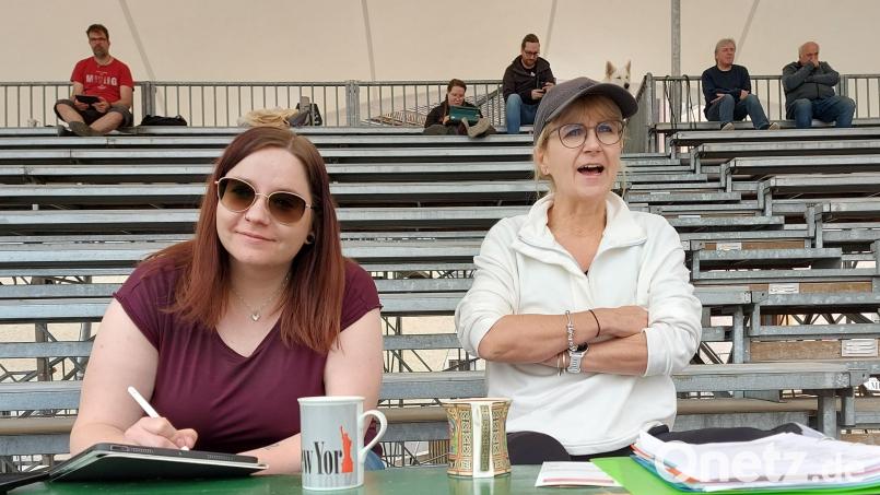 Am Regiepult alles im Blick: Regisseurin Karin Michl (rechts) und Co-Regisseurin Verena Hergl. Bild: lg