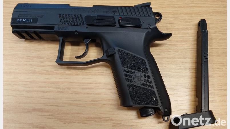 Mehrere verbotene Waffen, darunter eine Pistole, stellte die Bundespolizei am Wochenende bei Grenzkontrollen auf der A6 bei Waidhaus sicher. Bild: Bundespolizei