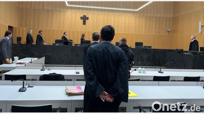 Zahlreiche Polizeibeamte sagen am vierten Prozesstag am Landgericht Weiden aus. Ein 22-Jähriger muss sich vor der Schwurgerichtskammer wegen versuchten Mordes und versuchten Totschlags verantworten, nachdem er im Juni 2025 in Altendorf bei Pressath mehrere Menschen mit einem Messer angegriffen und zum Teil lebensgefährlich verletzt haben soll. Bild: juh