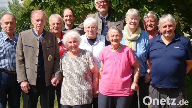 Gemeinsam mit den Schützen feierte Hilde Steinbacher (vorne Mitte) ihren 90. Geburtstag. Rechts im Bild: ihr Sohn Günther. Bild: ksi