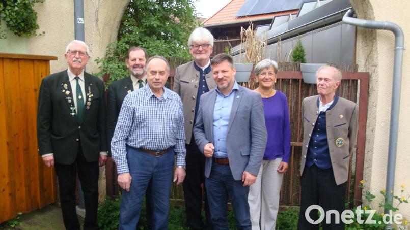 Im Kreis der Schützen feierte Siegfried Ries (vorne, links) 85. Geburtstag. Auch Bürgermeister Peter Neumeier und Angela Dausch gratulierten. Bild: ksi