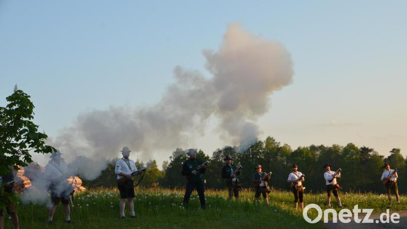 Die donnernden Salutschüsse der Hubertus-Böllerschützen aus Eslarn und der Pleysteiner Abordnung verliehen dem Jubiläumsfest "100 Jahre Sportschützengrenzgau Vohenstrauß" seinen offiziellen und festlichen Charakter und sorgten bei den zahlreichen Besuchern für Gänsehautmomente. Bild: dob