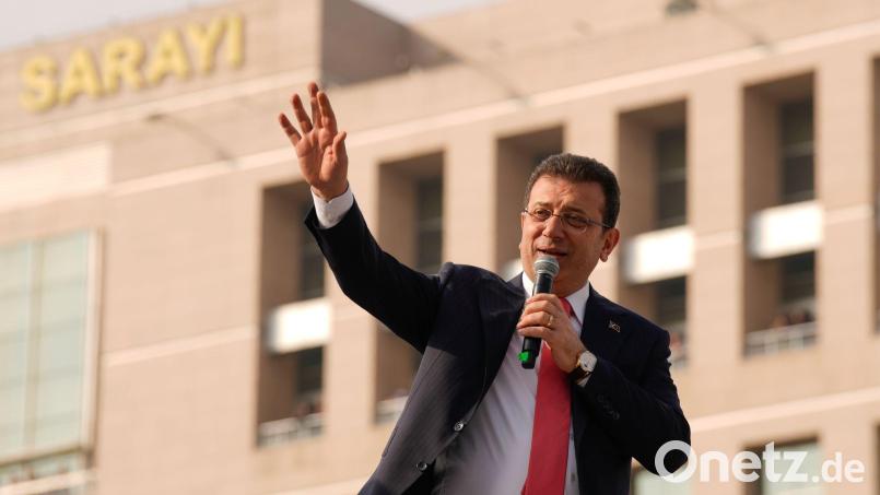 Der ehemalige Bürgermeister Ekrem Imamoğlu steht in zwei Prozessen gleichzeitig vor Gericht. (Archivbild) Bild: Emrah Gurel/AP/dpa