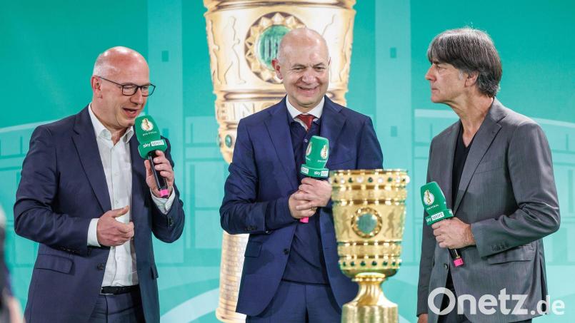 Ex-Bundestrainer Joachim Löw (r) bei der Übergabe des DFB-Pokals für das Finale in Berlin. Bild: Andreas Gora/dpa