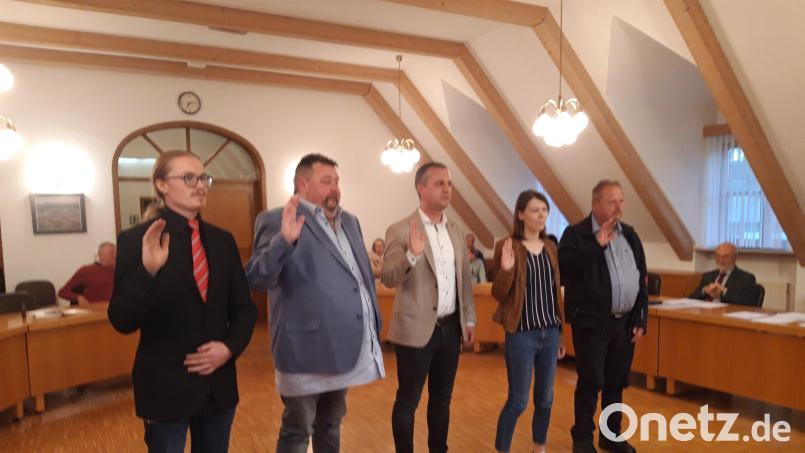 Daniel Wartinger, Alexander Heinl, Wolfgang Söllner, Anna Ritter und Norbert Riedl (von links) wurden als neue Gemeinderäte vereidigt. Bild: wkr