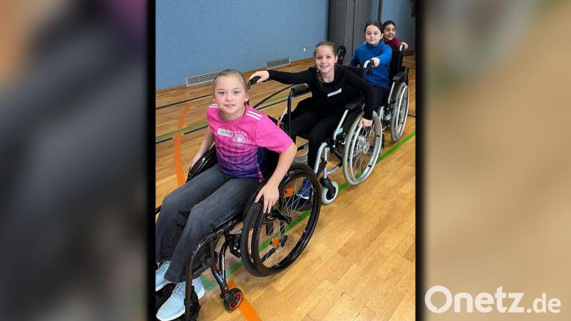 Bei dem Projekt "Rollstuhlsport macht Schule" lernen Kinder spielerisch den Umgang mit einem Rollstuhl. Das Projekt soll dabei helfen Berührungsängste zu verlieren und Vorurteile abzubauen. Bild: Herbert Tietz