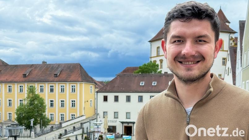 Zuvor gestaltete er in Berlin die Zeitenwende mit und entschied über milliardenschwere Rüstungsprojekte für die Bundeswehr, jetzt ist Nils Gründer Polizeischüler in Sulzbach-Rosenberg. Für Oberpfalz-Medien posierte er vor dem Stadtschloss. Bild: Stephan Huber
