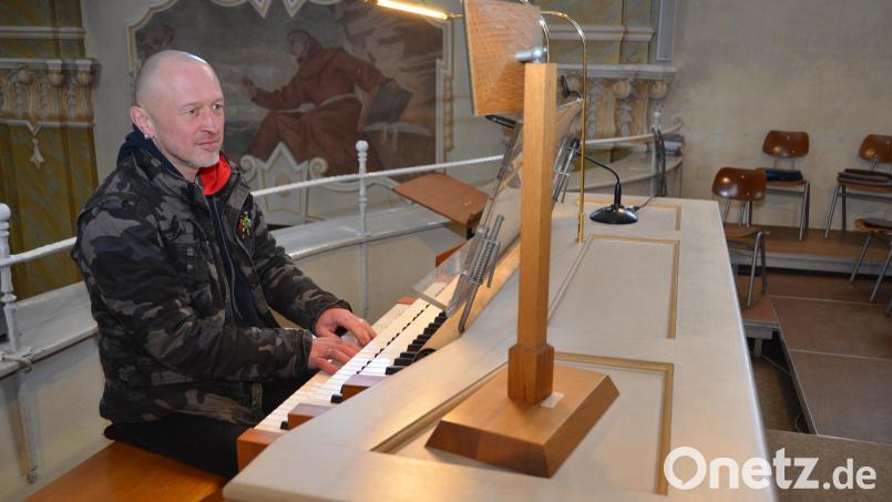 Hans-Josef Völkl aus Burgtreswitz, besser bekannt als "Ferdl", ist plötzlich verstorben. Nicht nur an der Kubak-Orgel in der Stadtpfarrkirche vermittelte er vielen jungen Menschen seine Liebe zur Musik. Archivbild: dob