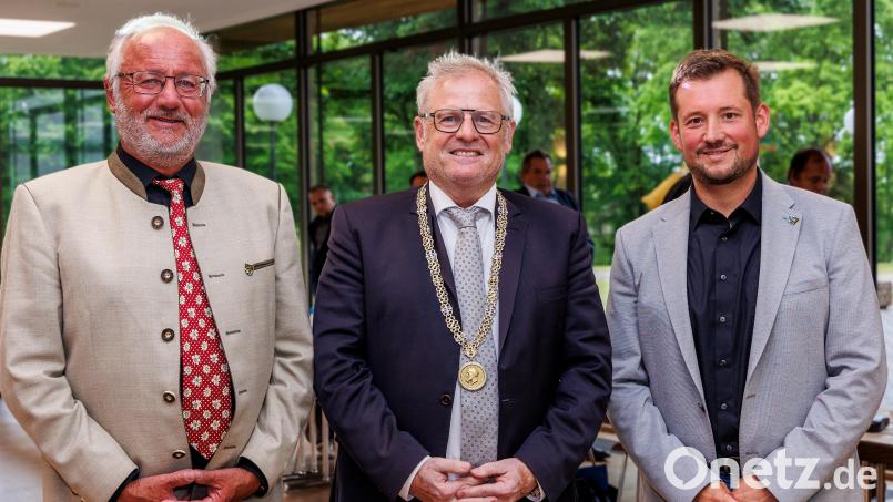Die neuen Stellvertreter von Schwandorfs Oberbürgermeister Andreas Feller (BLS, Mitte) sind Zweiter Bürgermeister Matthias Kuhn (SPD, rechts) und Peter von der Sitt (UW, links). Bild: Hösamer