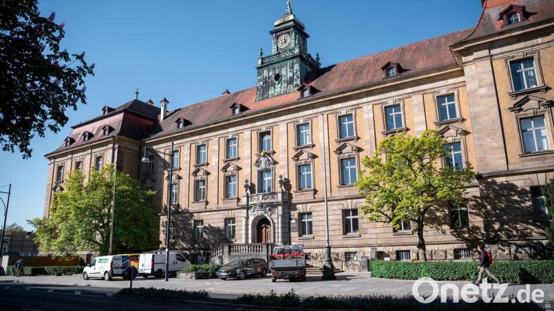 Der Angeklagte soll in Bayern einen Überfall und in Baden-Württemberg einen Einbruch begangen haben. (Symbolbild) Bild: Daniel Vogl/dpa