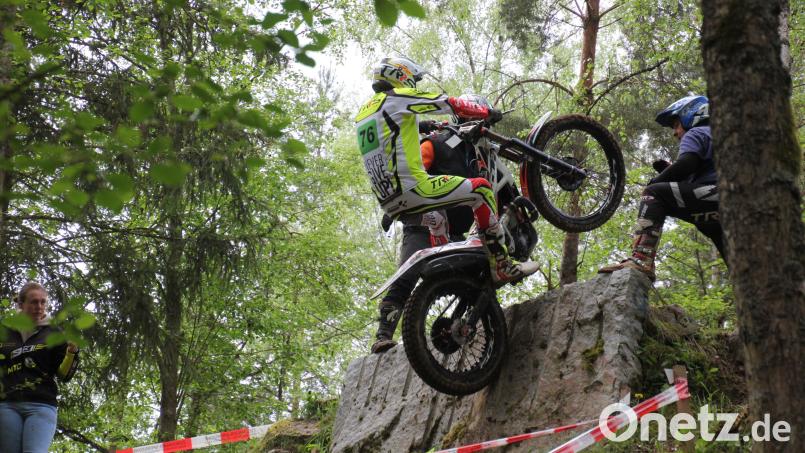 Beim Motorrad-Trial müssen schwierige Hindernisse überwunden werden. Wichtig ist dabei, vom Motorrad nicht abzusteigen und die Balance zu halten. Bild: Konrad Rosner